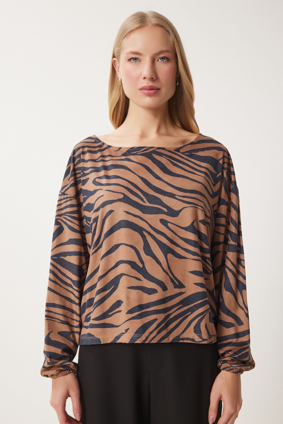 Siyah Bej Zebra Desenli Süet Bluz FN03401