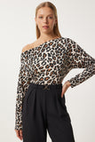 Bej Kahverengi Leopar Desenli Tek Omuz Fitilli Örme Bluz FF00166