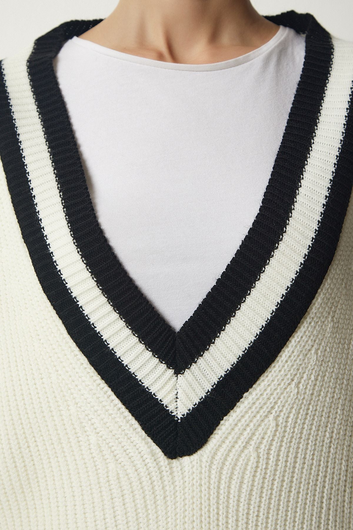 Kemik V Yaka Şerit Detaylı Oversize Triko Kazak YY00191
