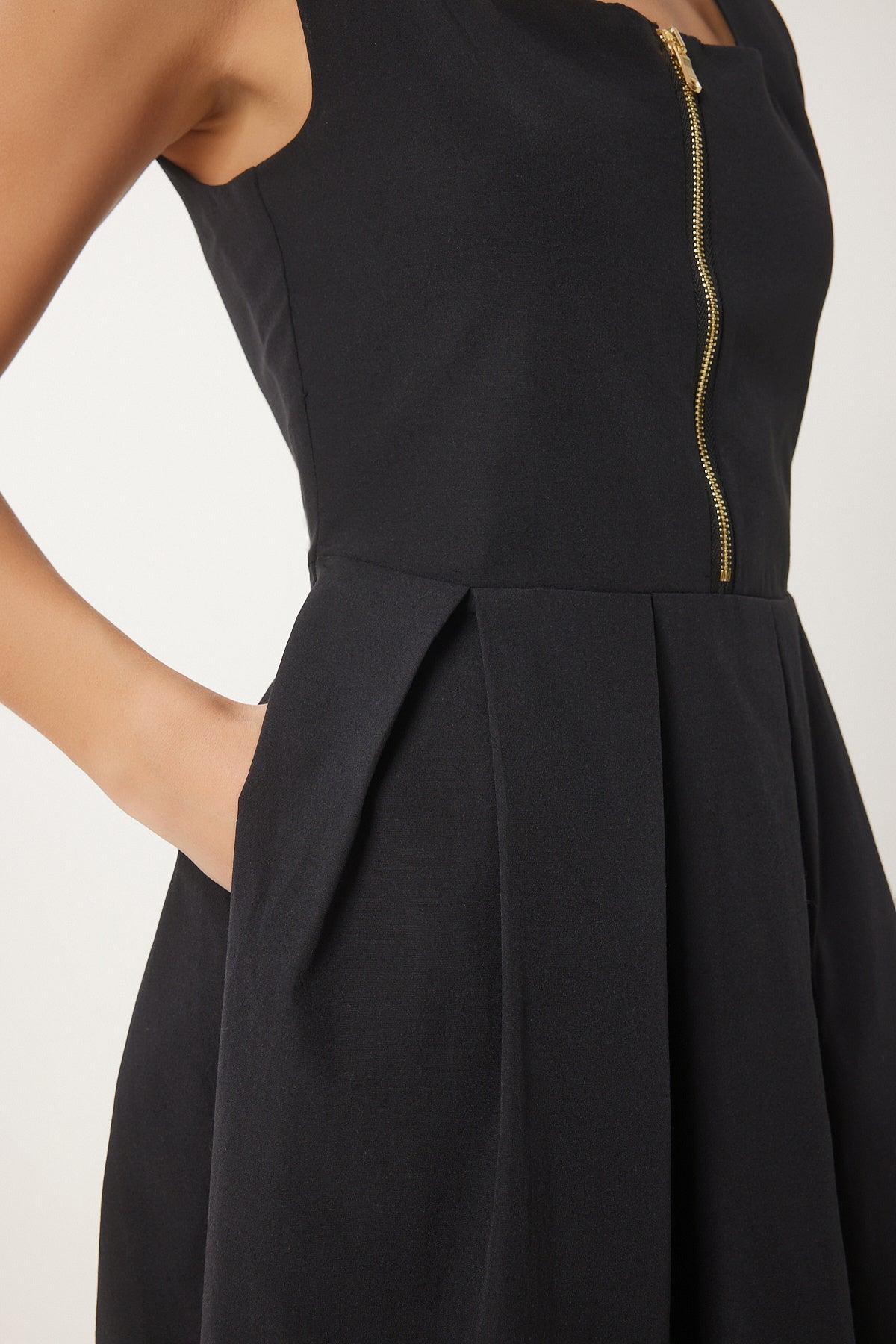Siyah Fermuar Detaylı Midi Poplin Elbise UB00340