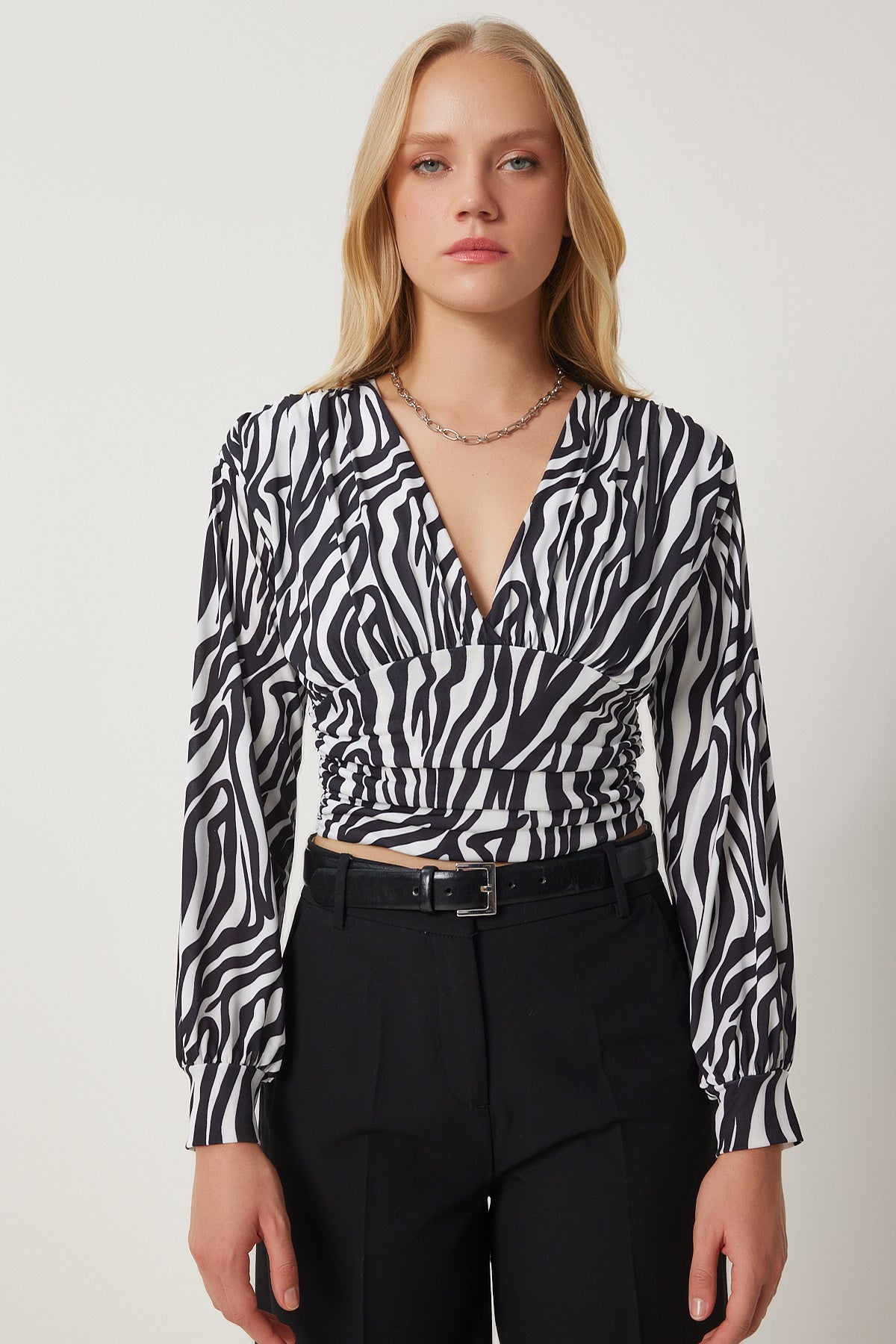 Siyah Beyaz Zebra Desenli Anvelop Yaka Büzgülü Örme Bluz ZH00042