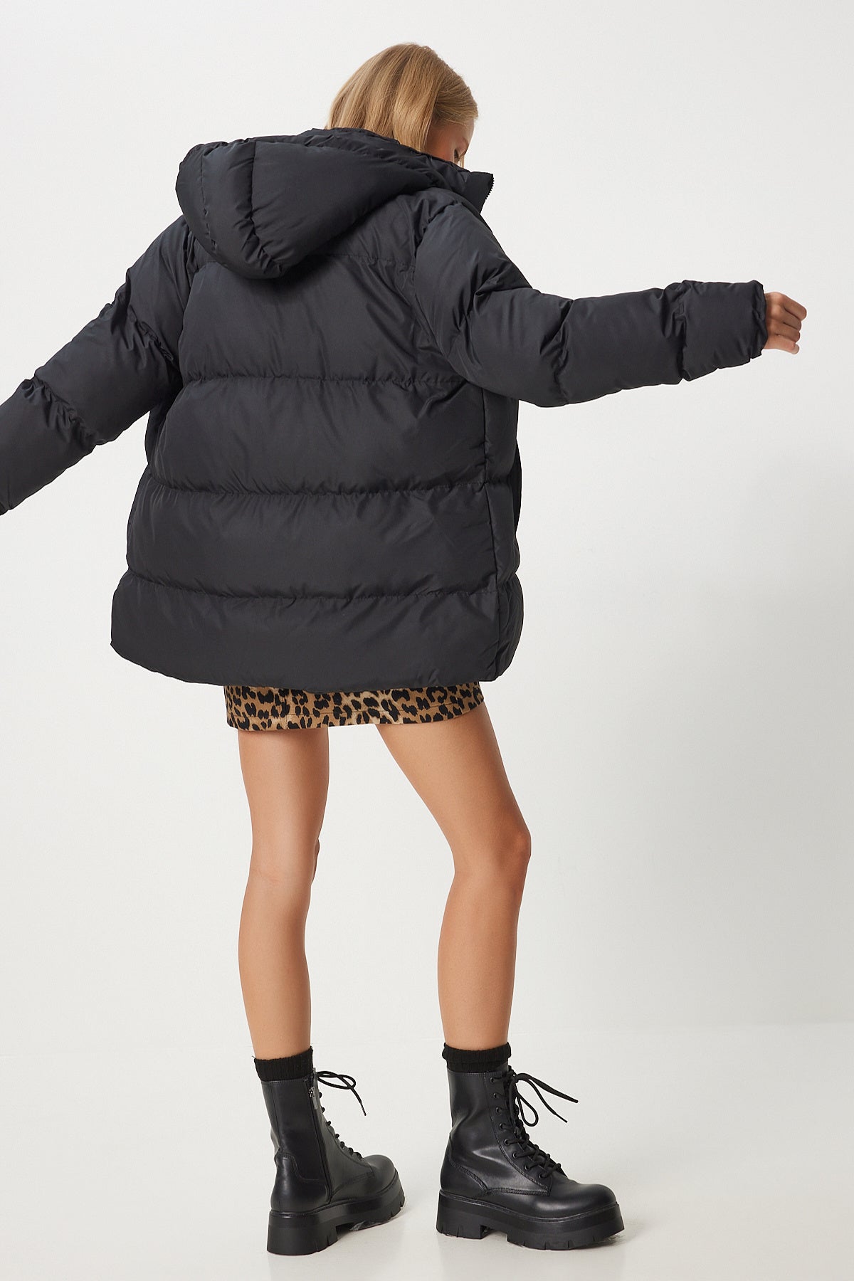 Siyah Kapüşonlu Oversize Şişme Mont RV00068