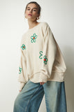 Krem Çiçek Nakışlı Oversize Triko Kazak DD01262