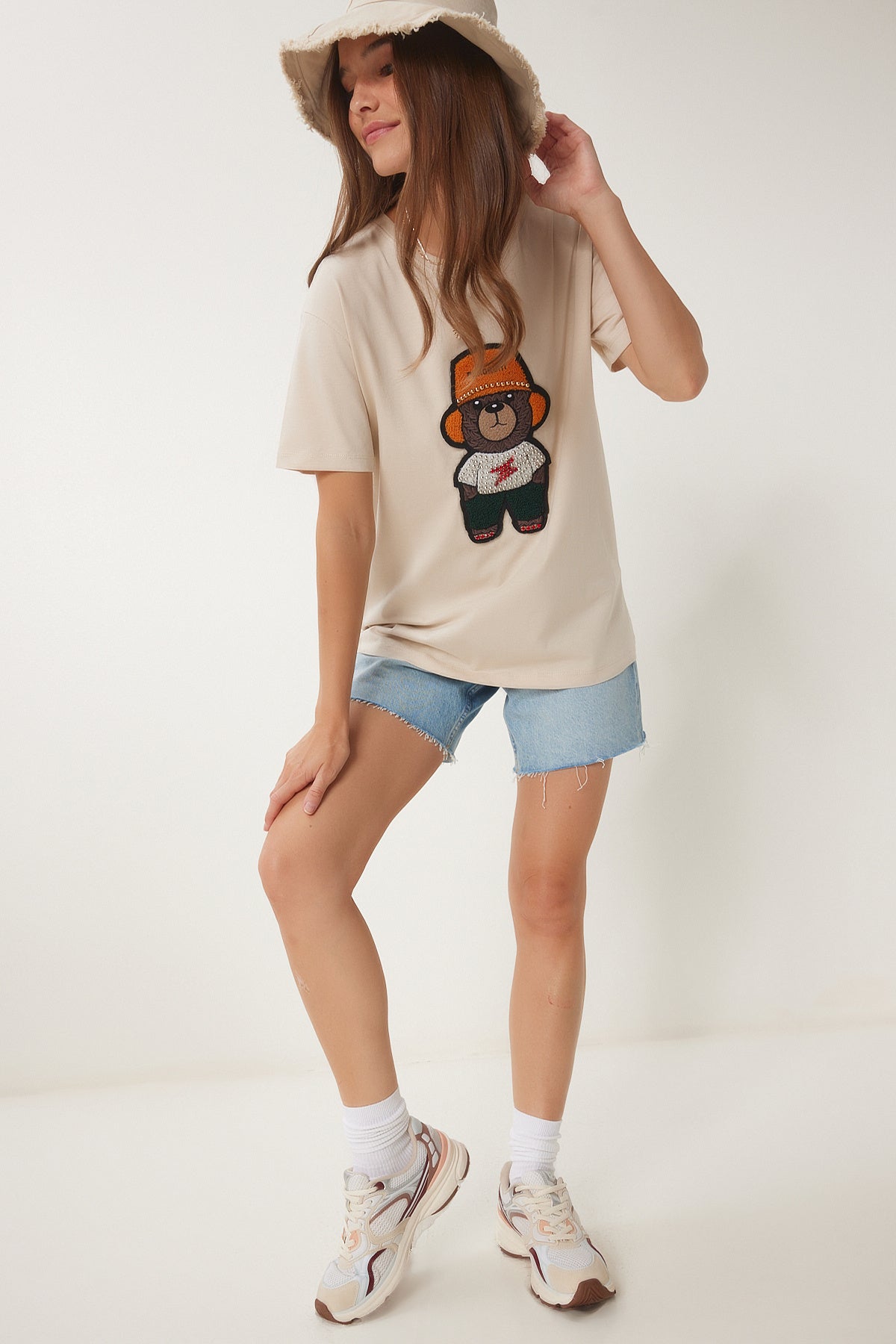 Krem Boncuk Detaylı Ayıcık Armalı Örme T-Shirt WE00002