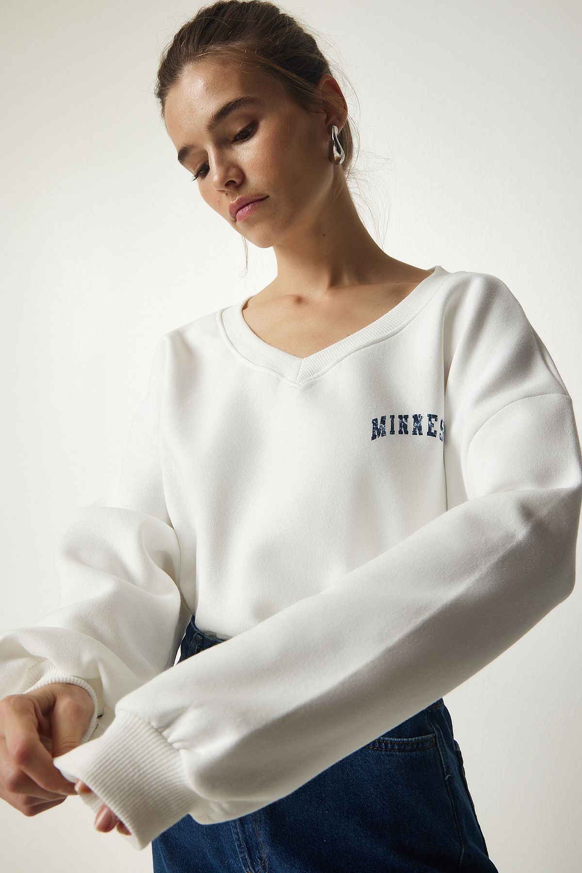 Ekru V Yaka Oversize Crop Örme Sweatshirt MC00239