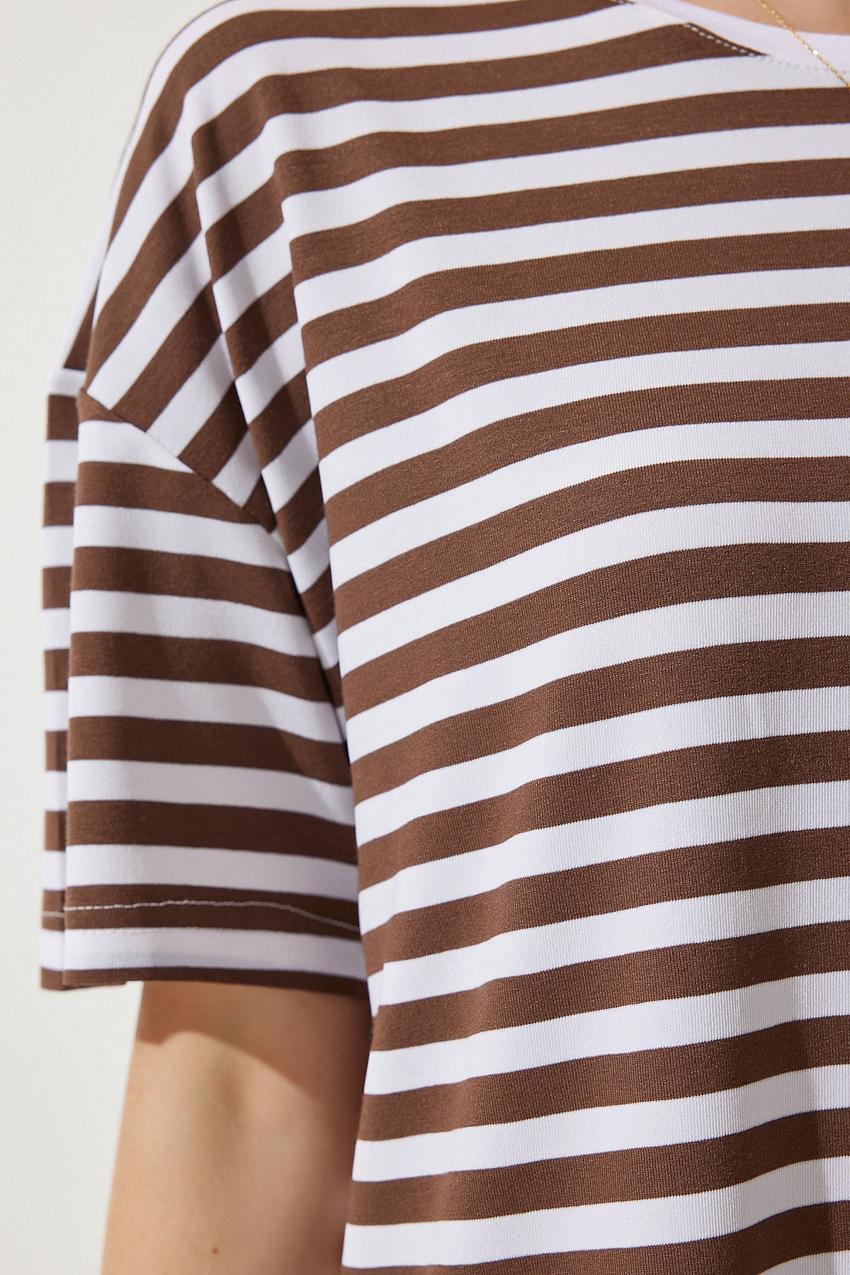 Kahverengi Bisiklet Yaka Çizgili Oversize Örme T-Shirt EN00609