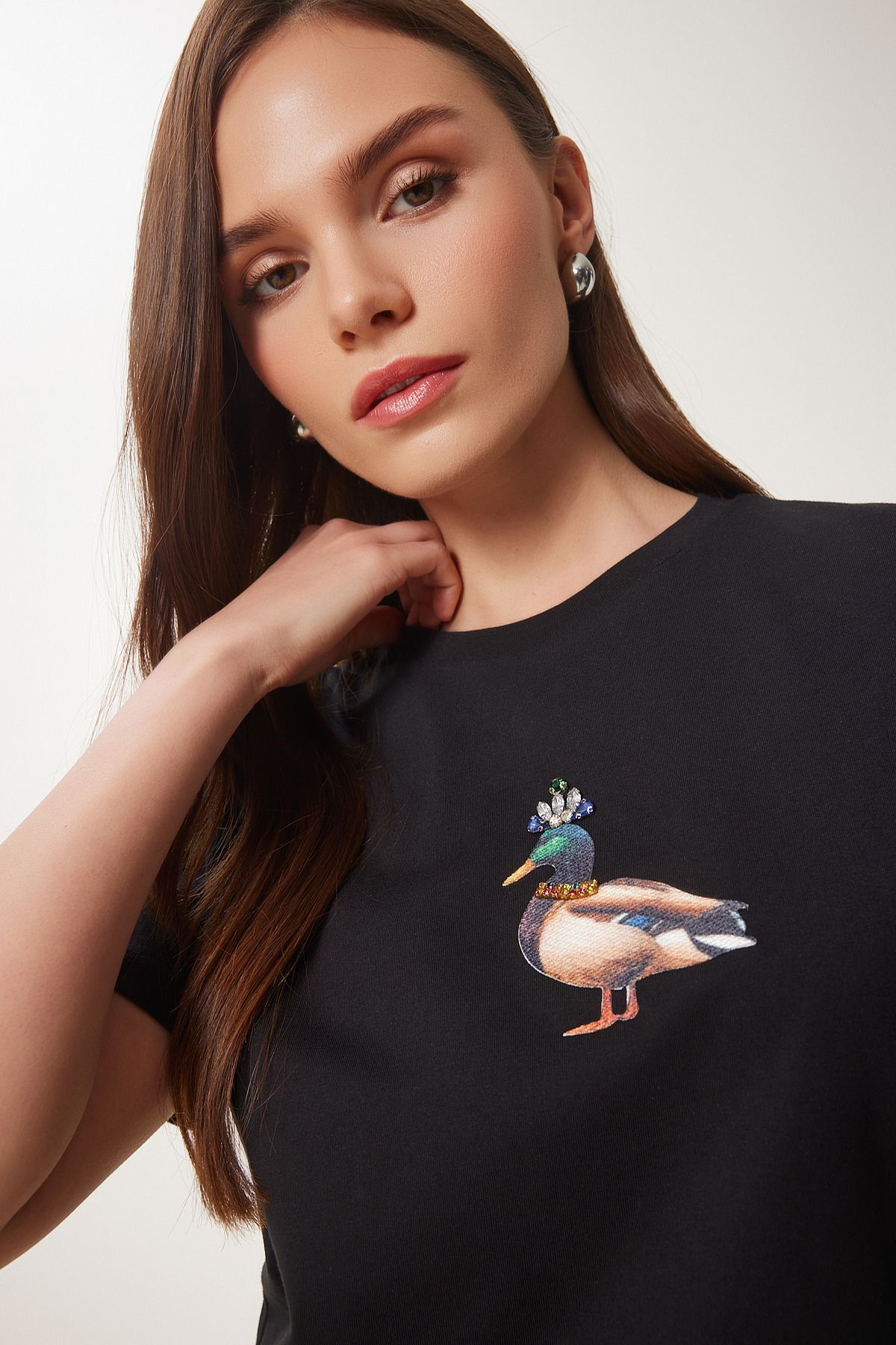 Siyah Taş Detaylı Armalı Pamuklu Örme T-Shirt CR00521
