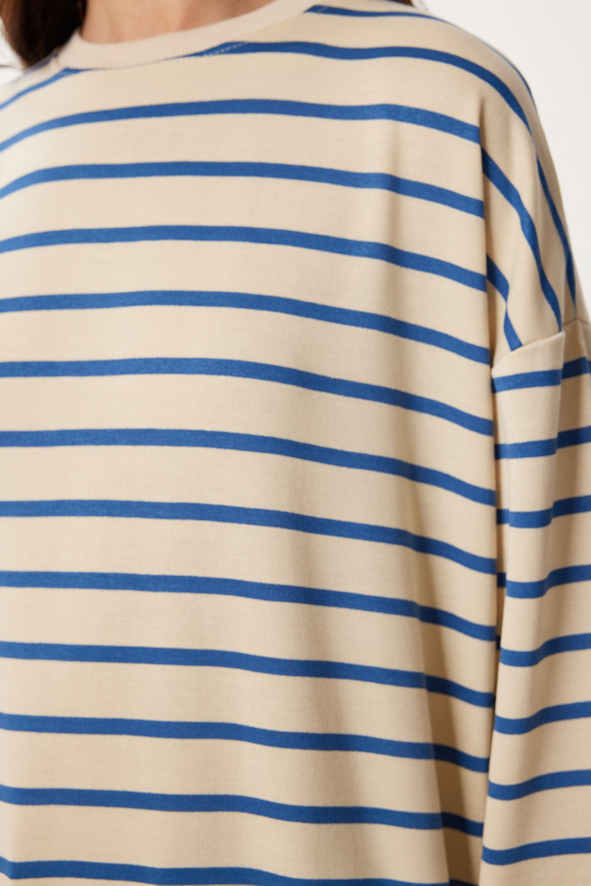 Krem Mavi Çizgili Oversize Örme Sweatshirt ZV00339