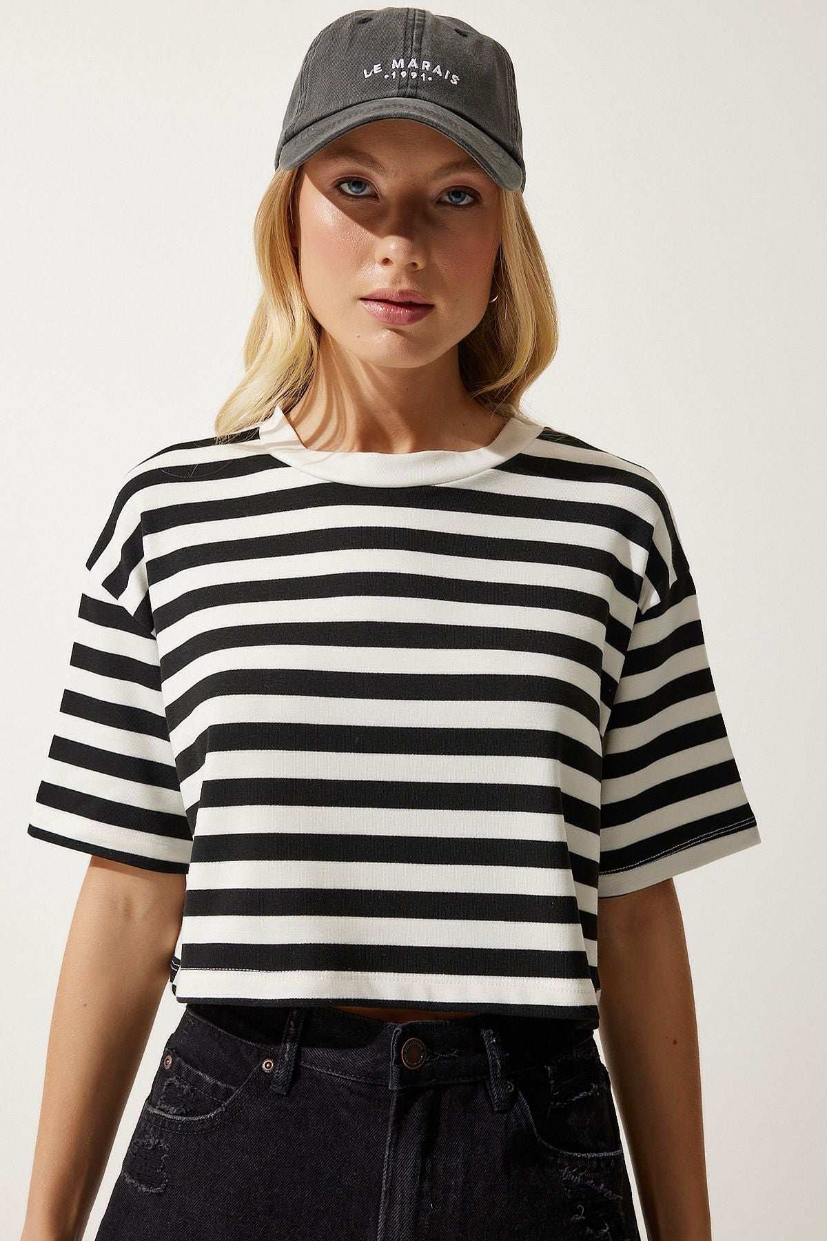 Siyah Bisiklet Yaka Çizgili Crop Örme T-Shirt CR00427