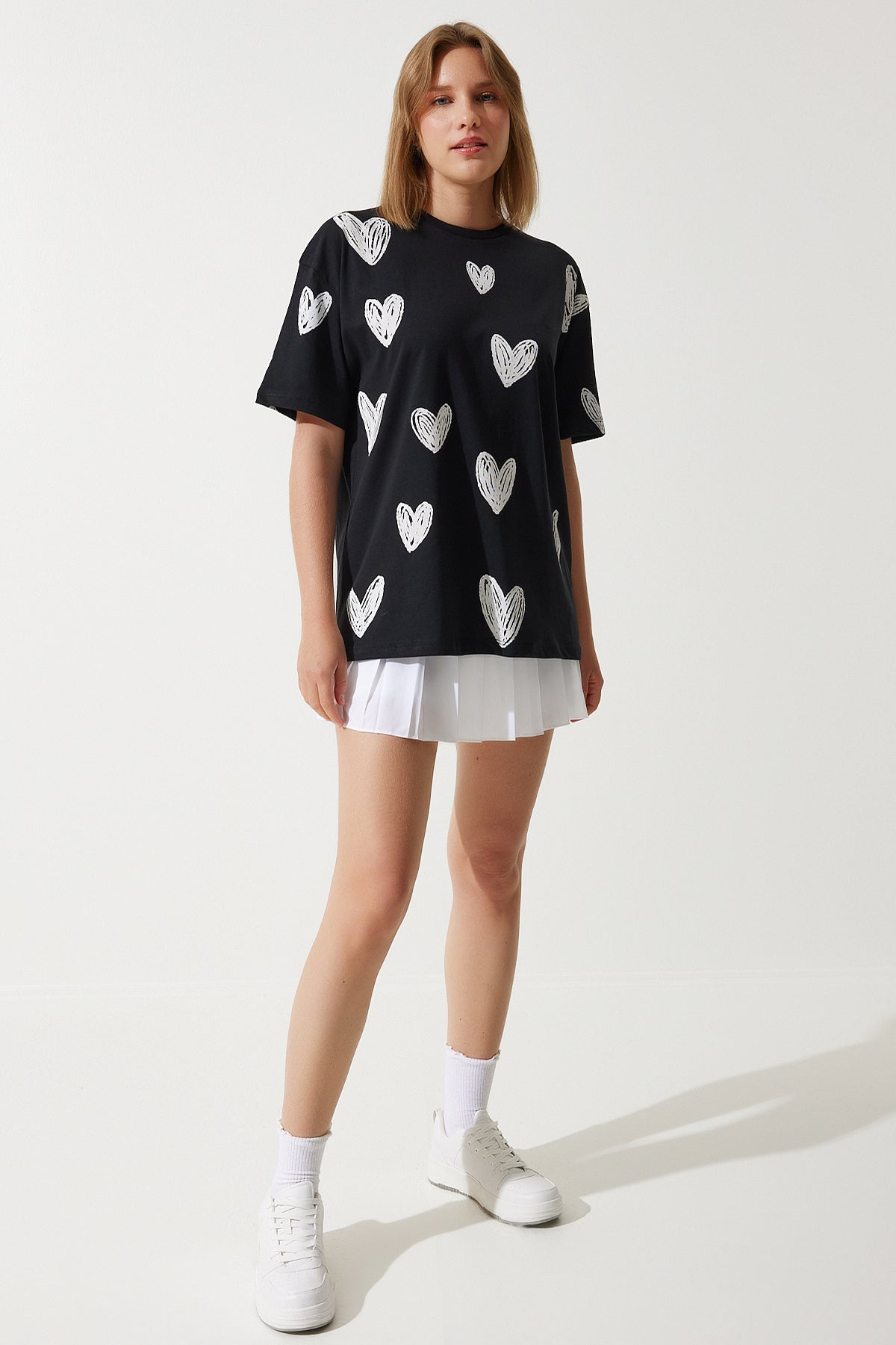Siyah Beyaz Kalp Baskılı Oversize Pamuklu T-Shirt BP00165
