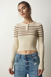 Krem Kahverengi Düğmeli Yaka Fitilli Crop Triko Bluz NF00077