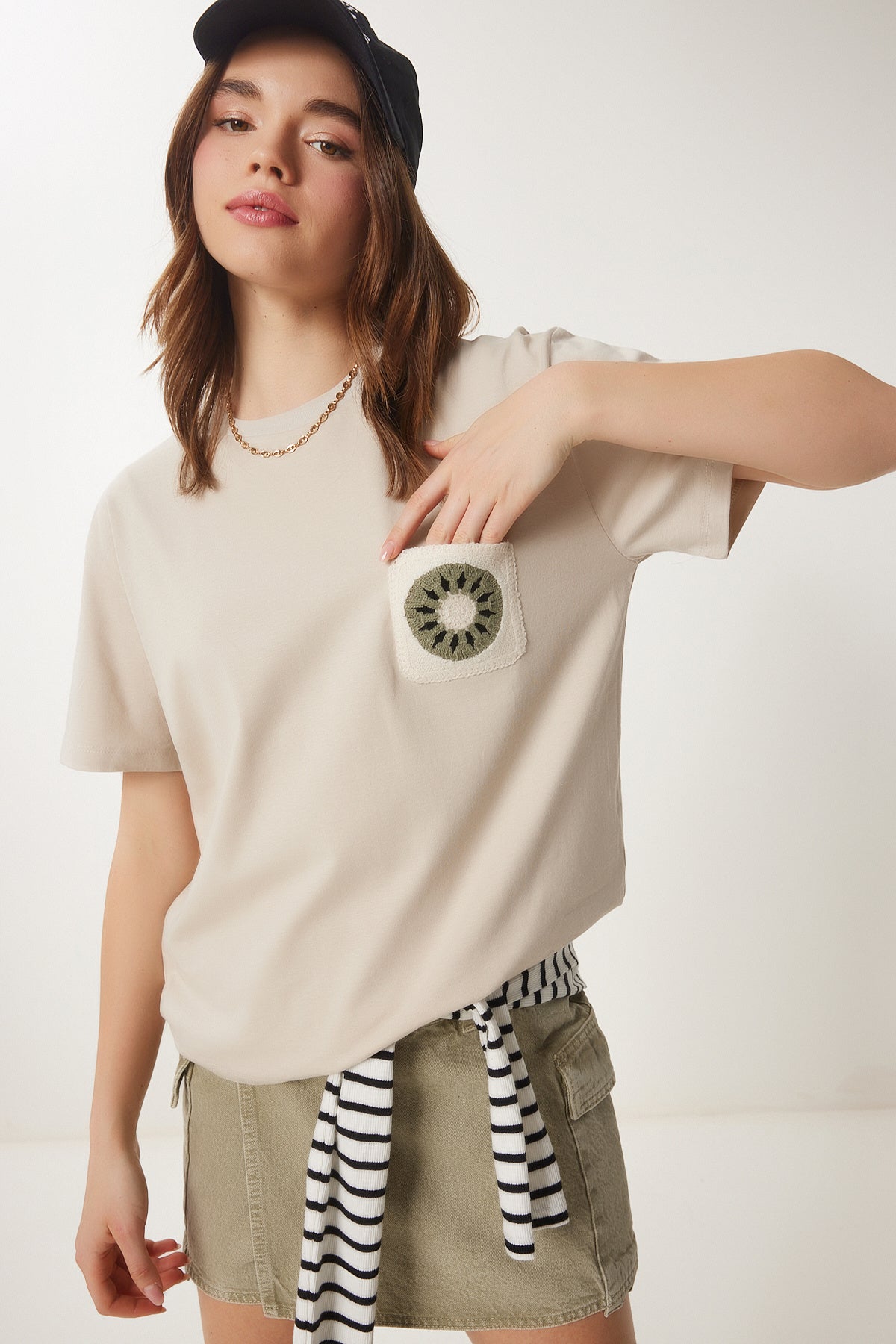 Krem Nakış Cepli Pamuklu T-Shirt CR00451