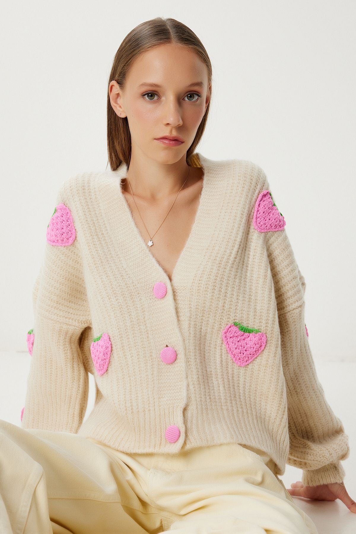 Bej Çilek Motifli Oversize Triko Hırka PF00008