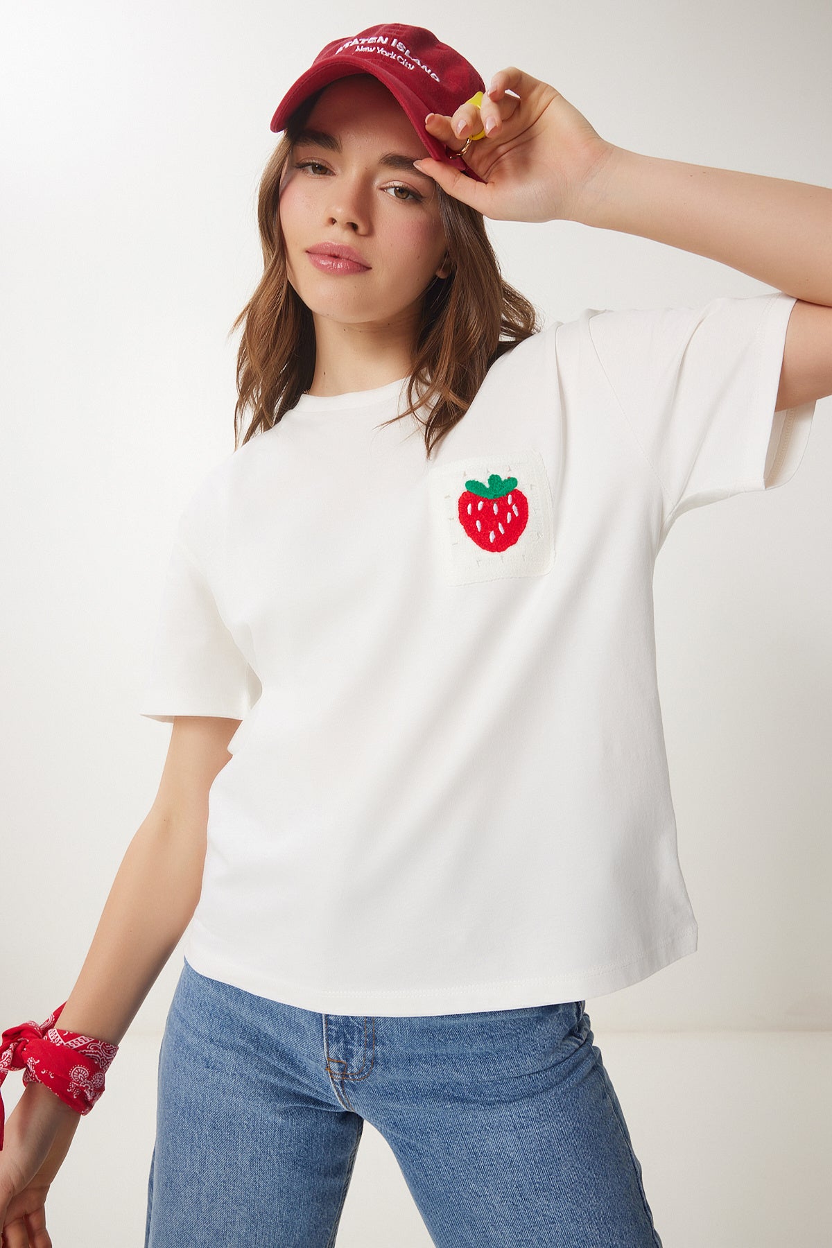 Ekru Çilekli Nakış Cepli Pamuklu T-Shirt CR00449