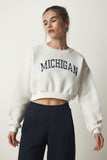 Ekru Baskılı Şardonlu Crop Örme Sweatshirt HF00443
