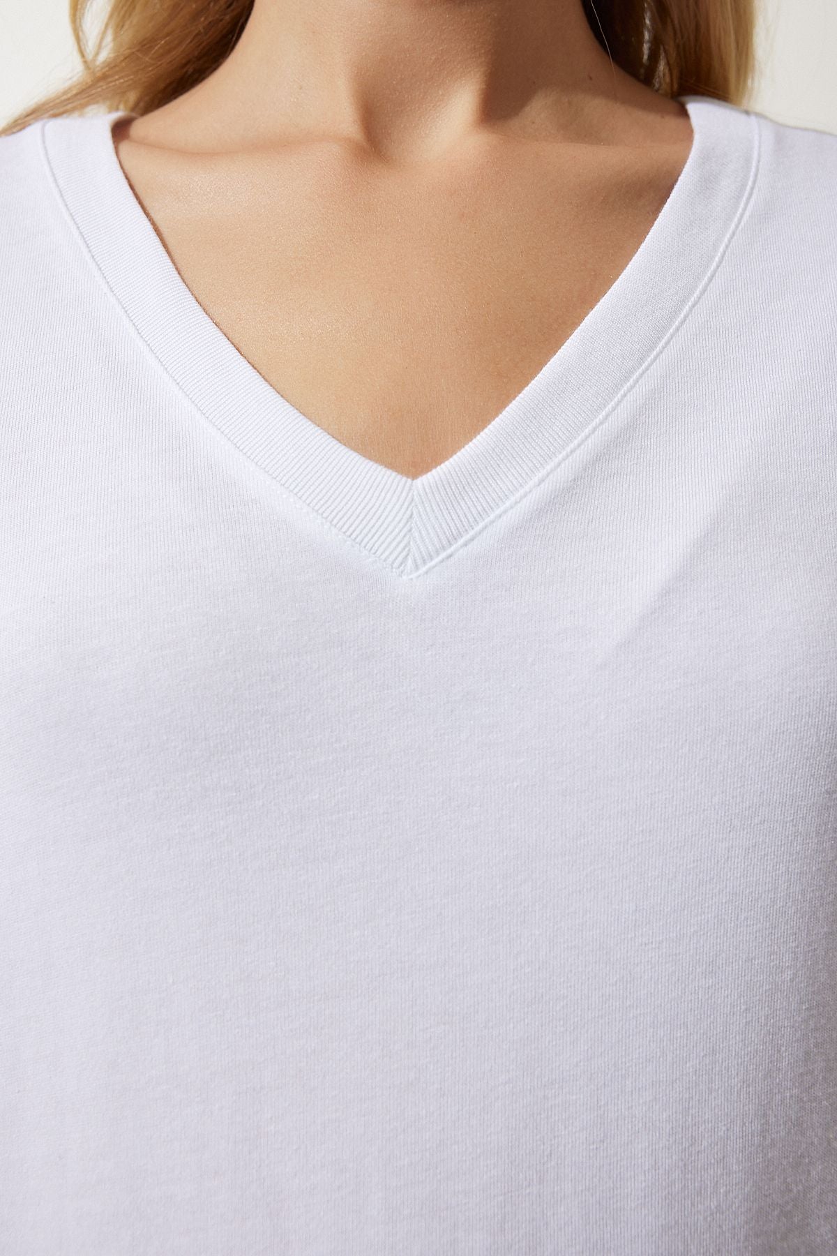 Beyaz V Yaka Modal Örme T-Shirt HW00009