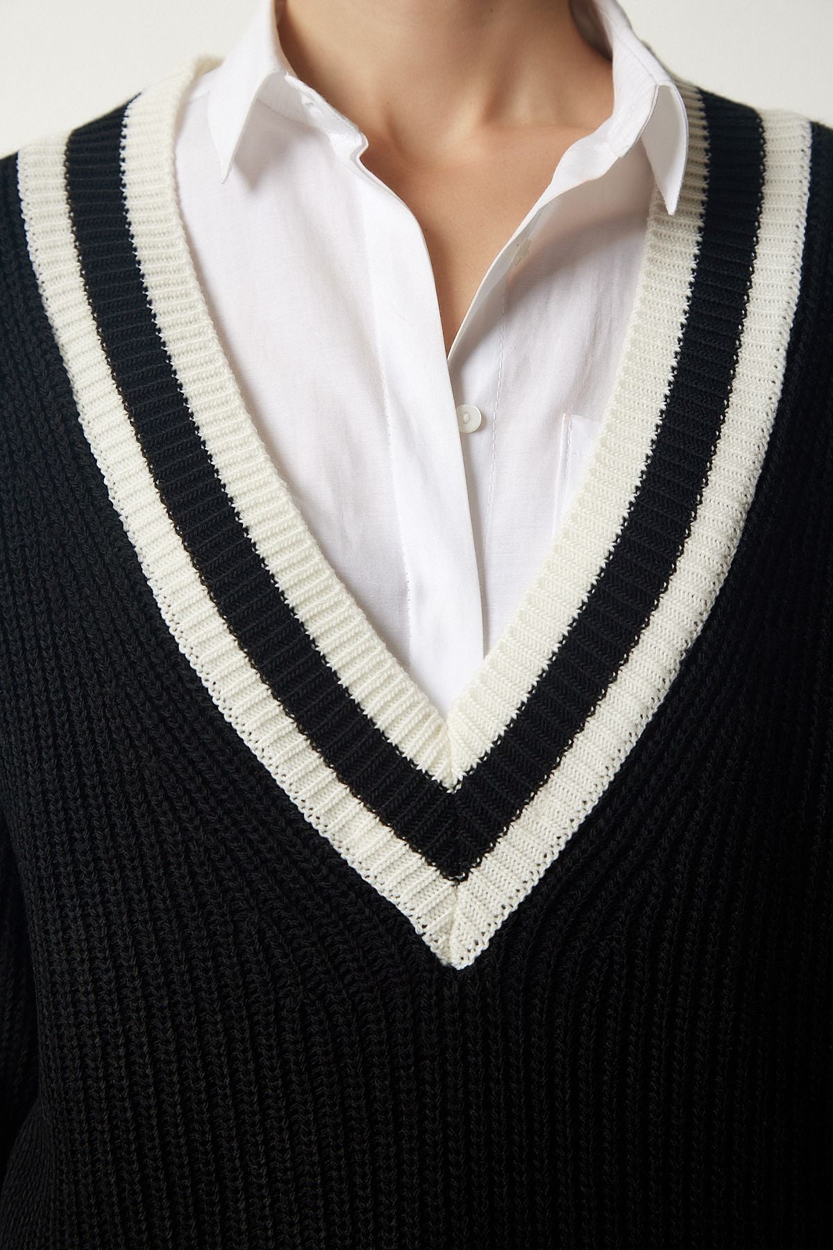 Siyah V Yaka Şerit Detaylı Oversize Triko Kazak YY00191