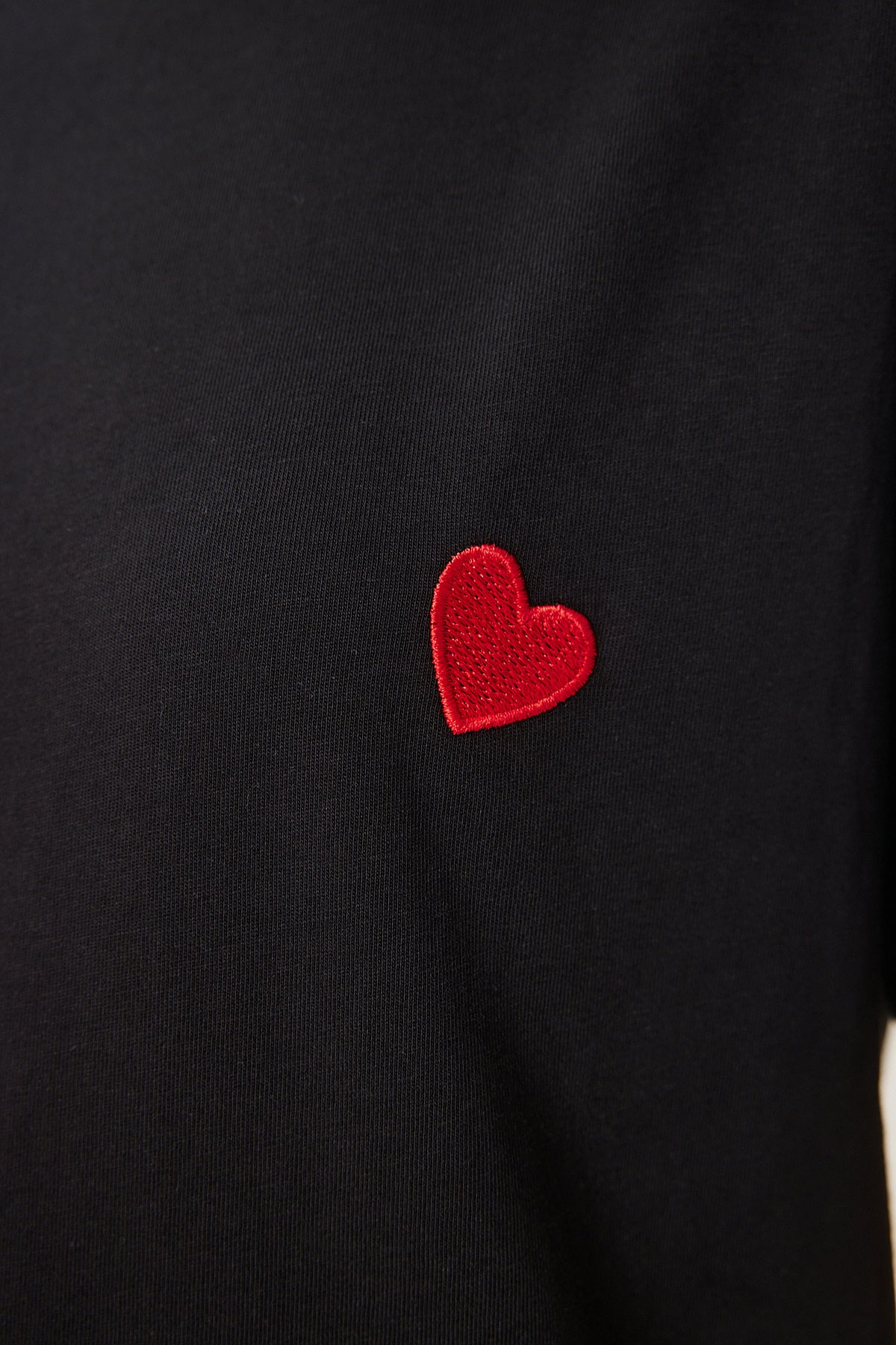 Siyah Kalp Nakışlı Pamuklu Örme T-Shirt MP00032