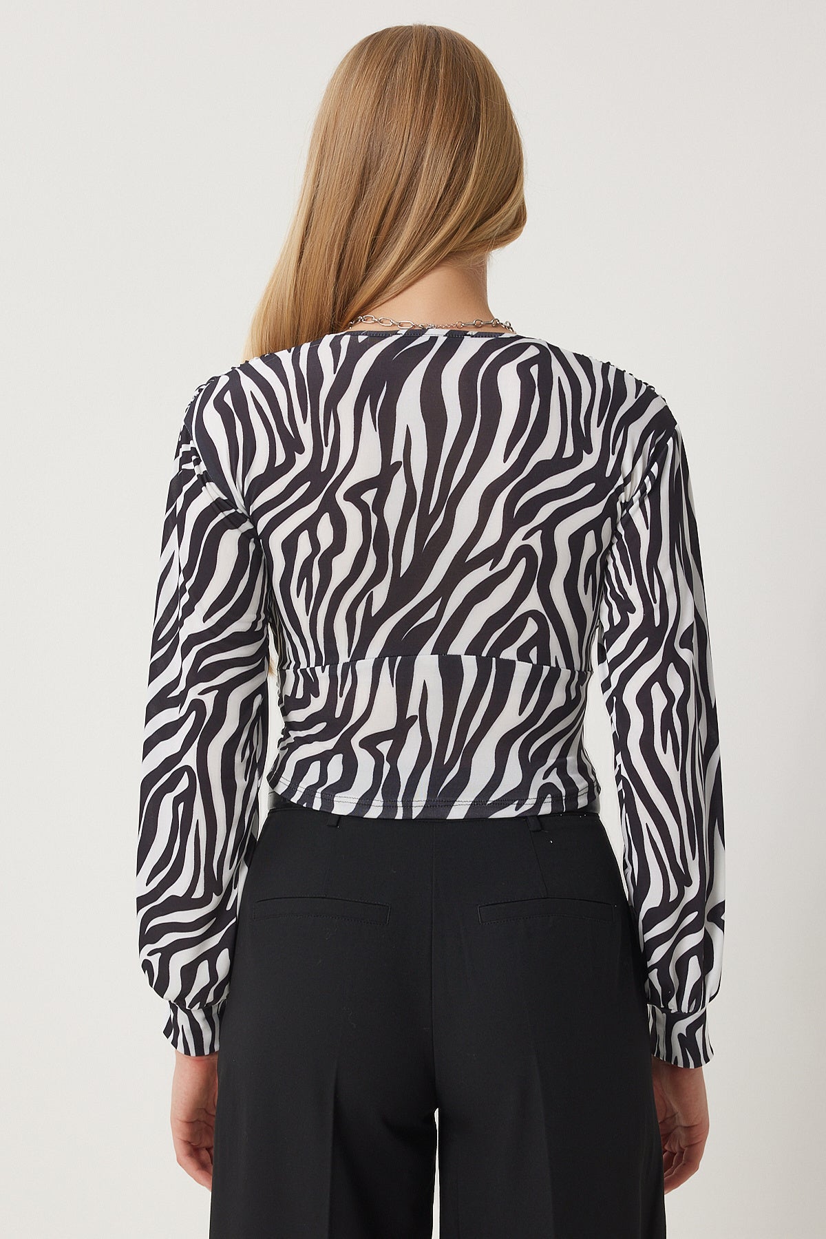 Siyah Beyaz Zebra Desenli Anvelop Yaka Büzgülü Örme Bluz ZH00042