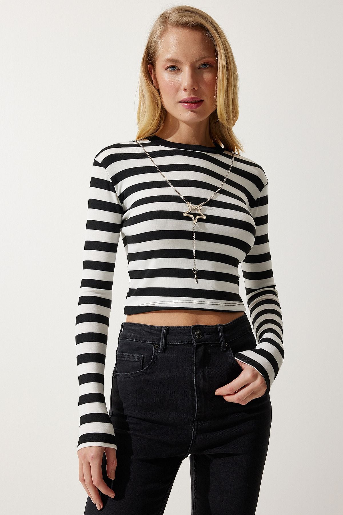 Siyah Beyaz Çıkarılabilir Kolyeli Çizgili Crop Örme Bluz AN00177