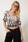 Krem Siyah Desenli Carmen Yaka Esnek Crop Örme Bluz ZH00051