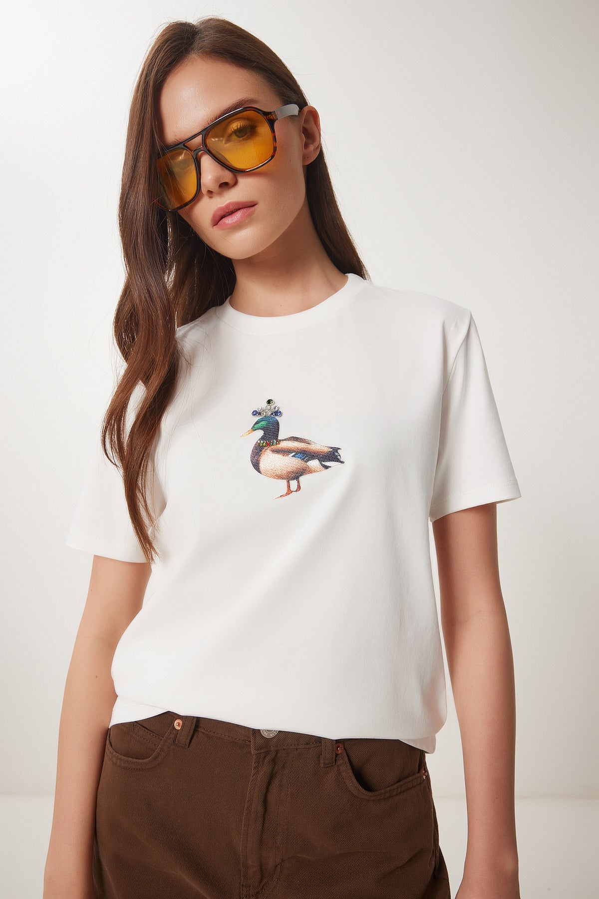 Ekru Taş Detaylı Armalı Pamuklu Örme T-Shirt CR00521