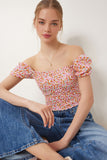 Pembe Krem Çiçekli Büzgülü Carmen Yaka Crop Örme UB00081