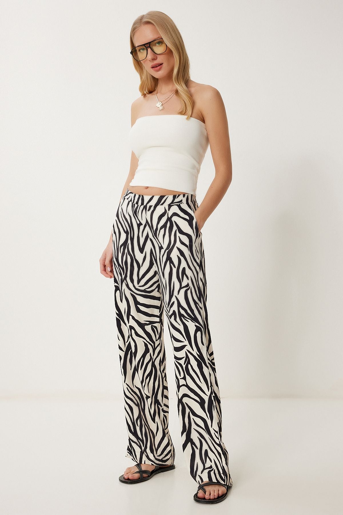 Siyah Krem Zebra Desenli Saten Yüzeyli Dökümlü Pantolon CR00492