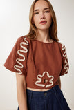 Kahverengi Balon Kollu İşlemeli Crop Poplin Bluz TP00082