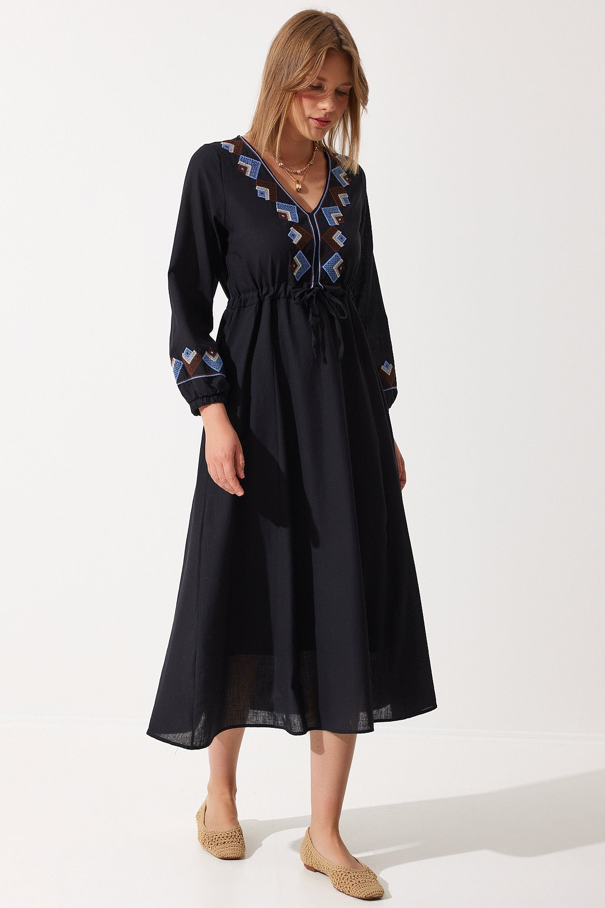 Siyah Nakış Detaylı Oversize Keten Elbise RG00027