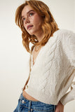 Krem Motifli Düğmeli Crop Triko Hırka  MW00132