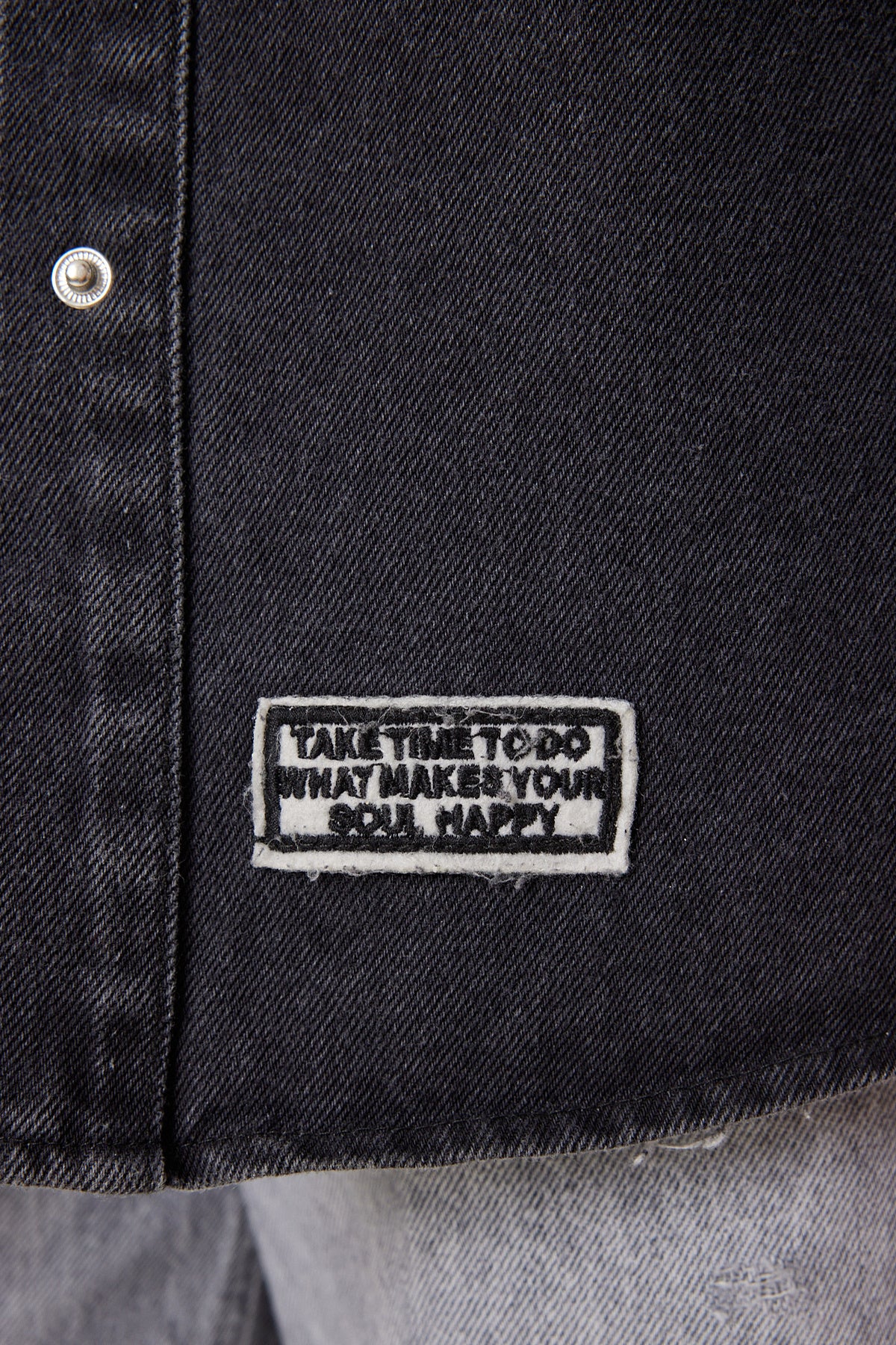 Antrasit Yırtık Detaylı Armalı Denim Ceket MW00152