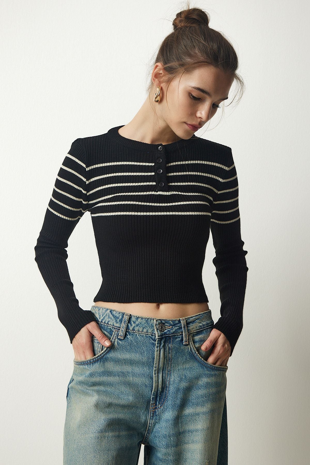 Siyah Krem Düğmeli Yaka Fitilli Crop Triko Bluz NF00077