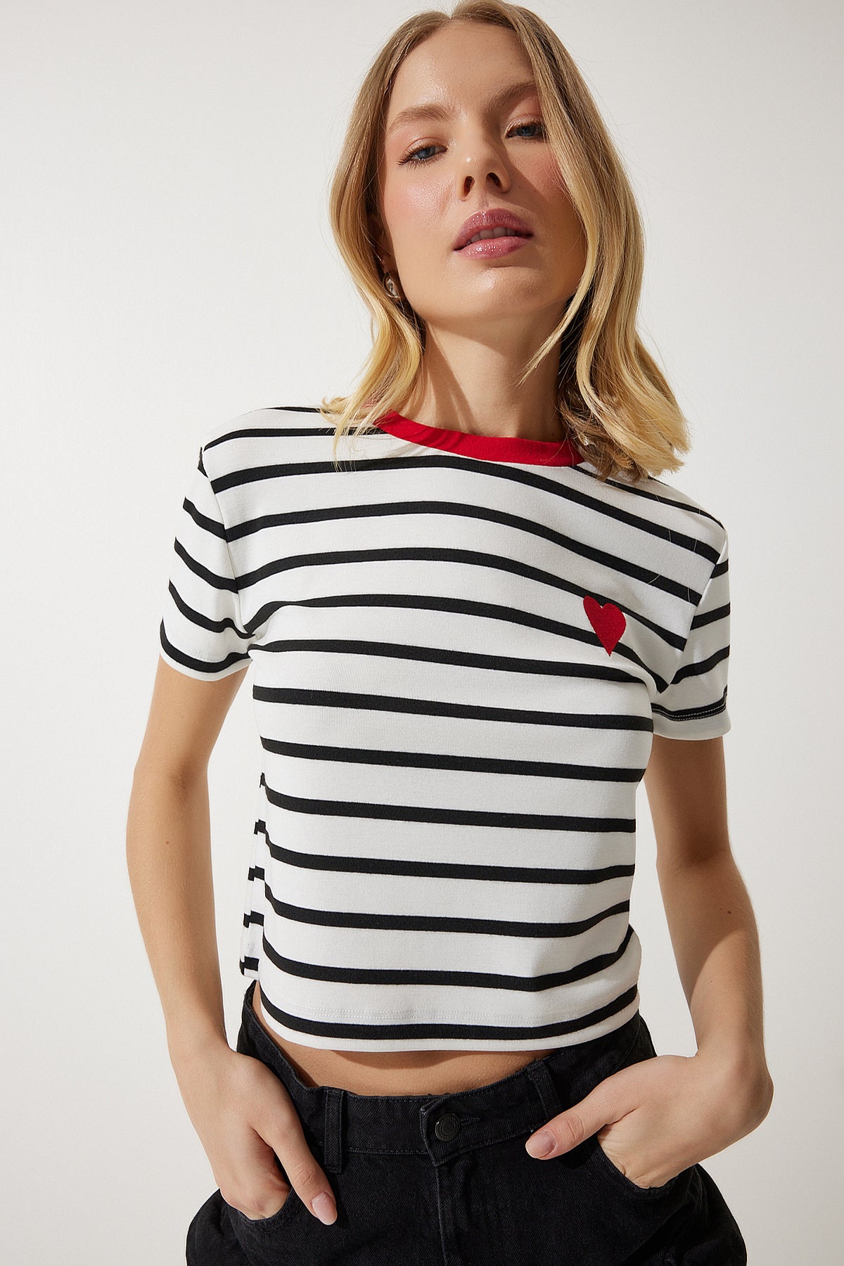 Beyaz Kalp Nakışlı Çizgili Pamuklu Örme T-Shirt CR00432