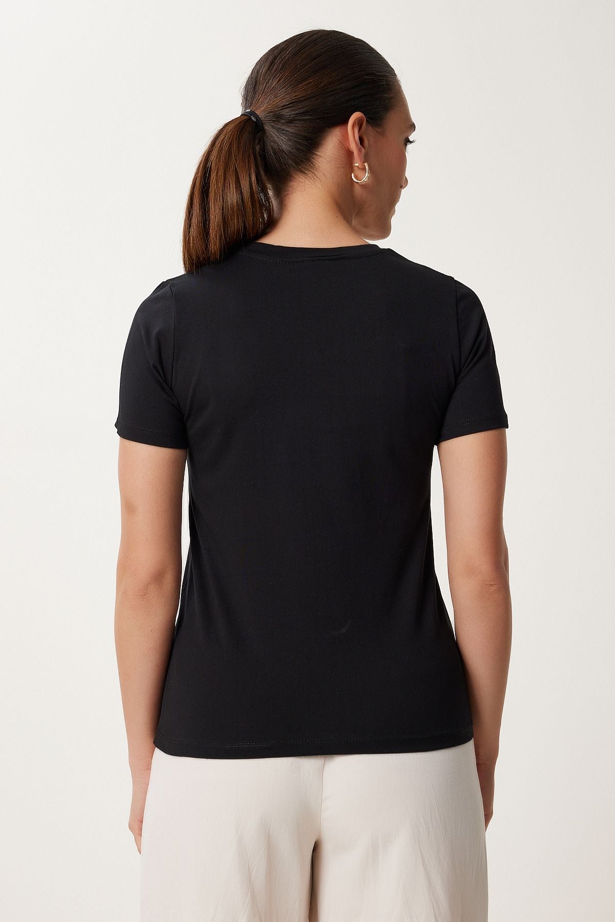 Siyah Çiçek Nakışlı Pamuklu Örme T-Shirt CR00488