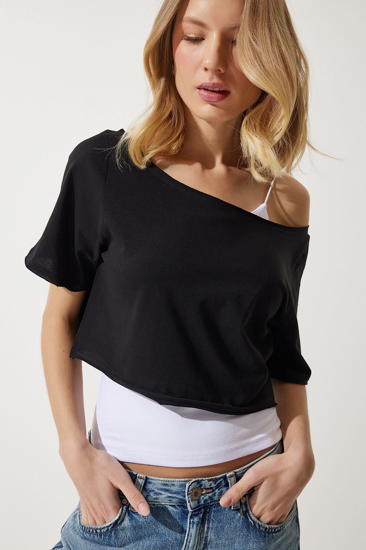 Beyaz Siyah Kayık Yaka Basic Crop 2'Li Paket Örme T-Shirt OW00036