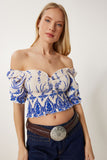 Krem Mavi Desenli Carmen Yaka Esnek Crop Örme Bluz ZH00051