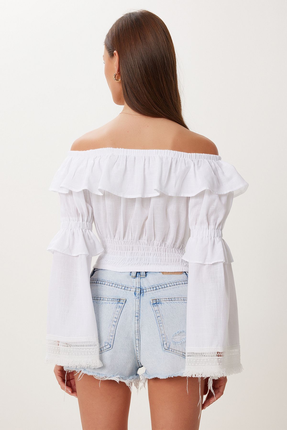 Beyaz Carmen Yaka Volanlı Crop Keten Bluz BV00146
