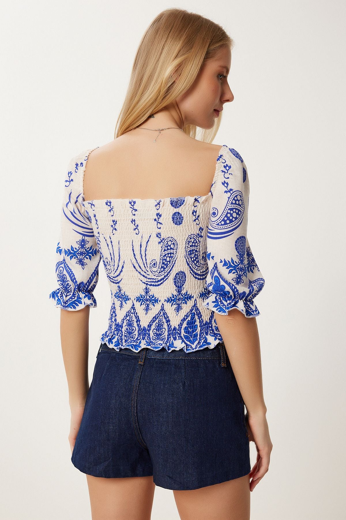 Krem Mavi Desenli Carmen Yaka Esnek Crop Örme Bluz ZH00051