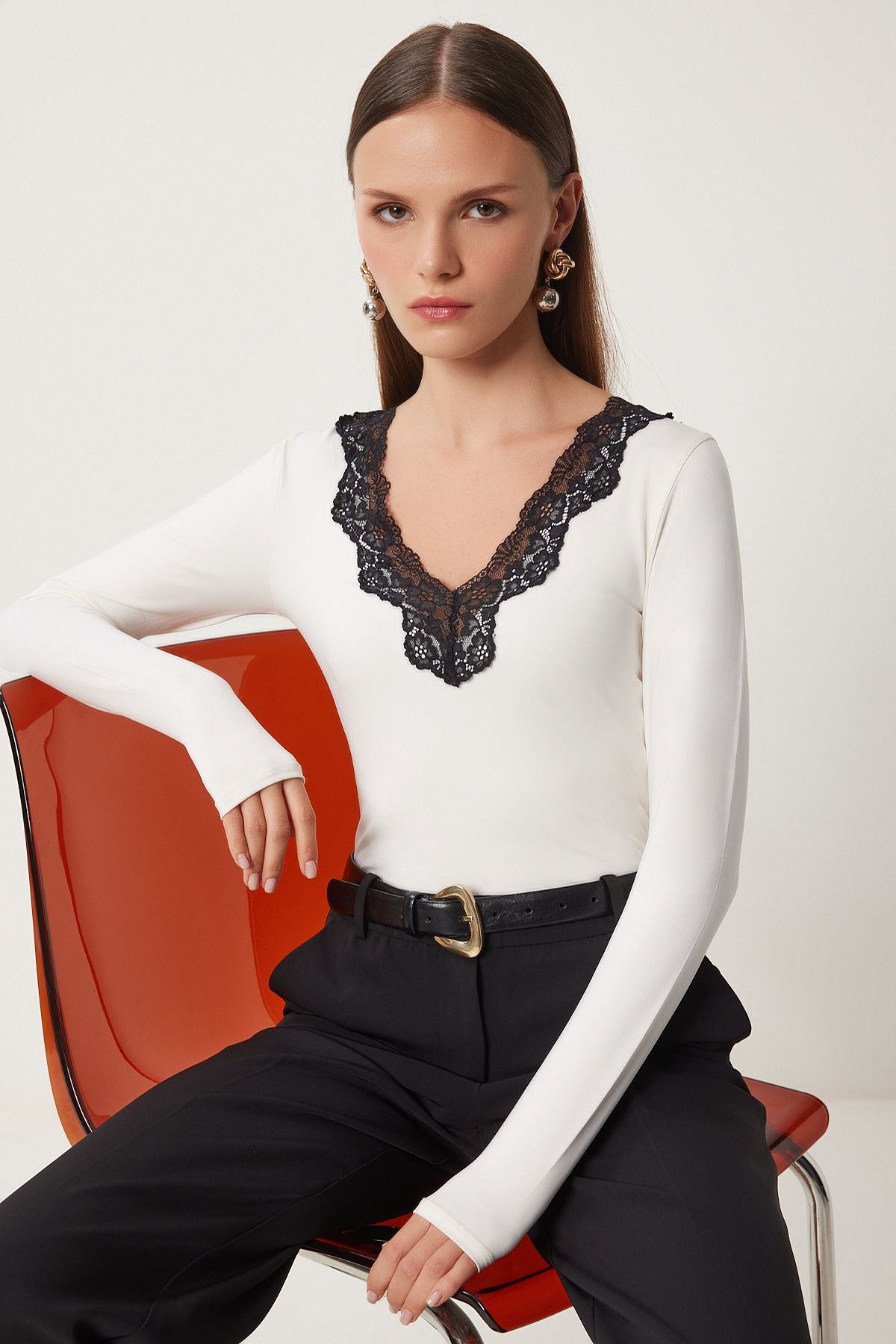 Ekru V Yaka Dantelli Örme Çıtçıtlı Body CV00037