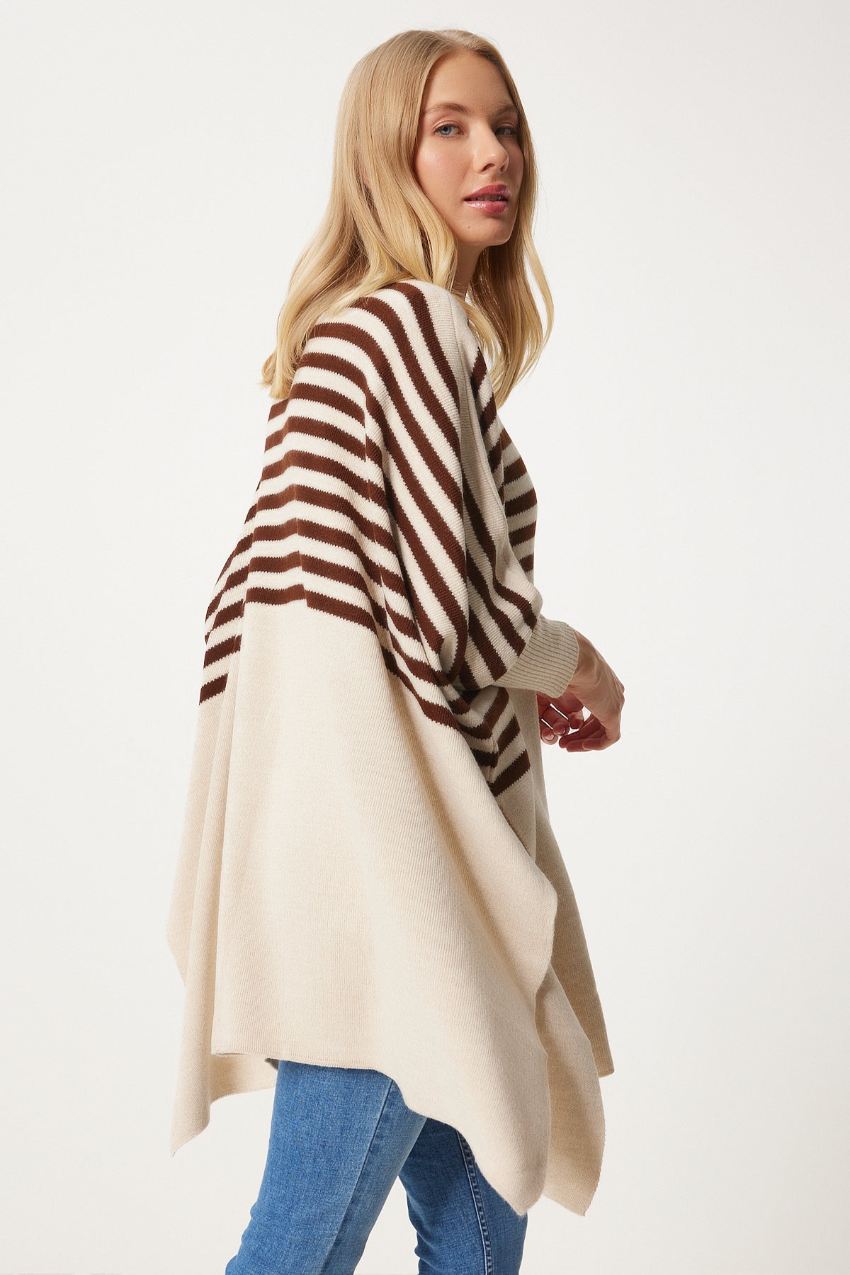Krem Çizgili Yandan Yırtmaçlı Oversize Panço Kazak DD01336