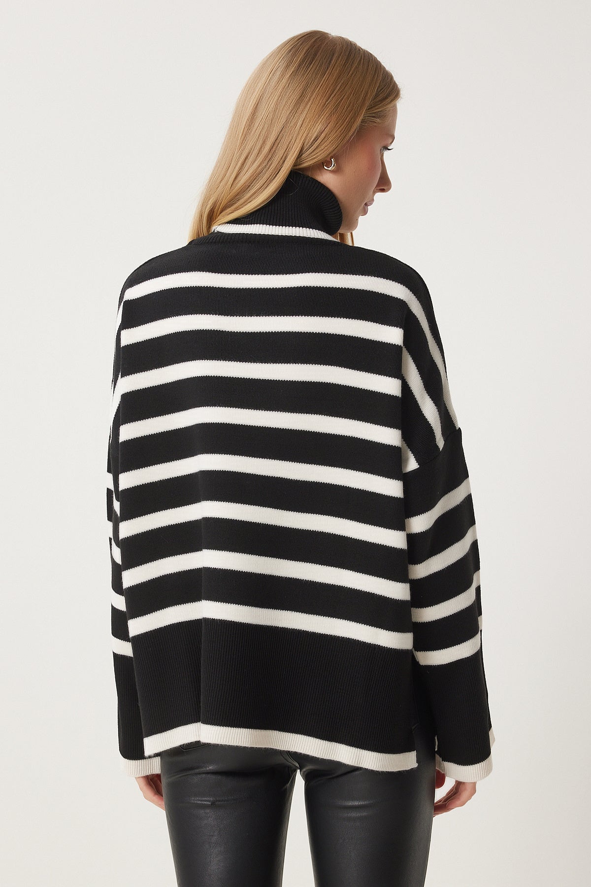 Siyah Ekru Çizgili Oversize Triko Kazak BV00122