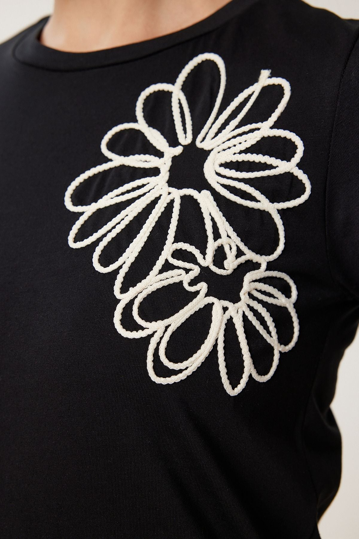 Siyah Çiçek Nakışlı Pamuklu Örme T-Shirt CR00488