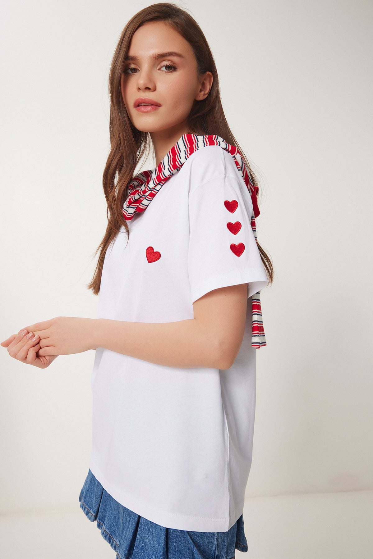 Beyaz Kalp Nakışlı Pamuklu Örme T-Shirt MP00032