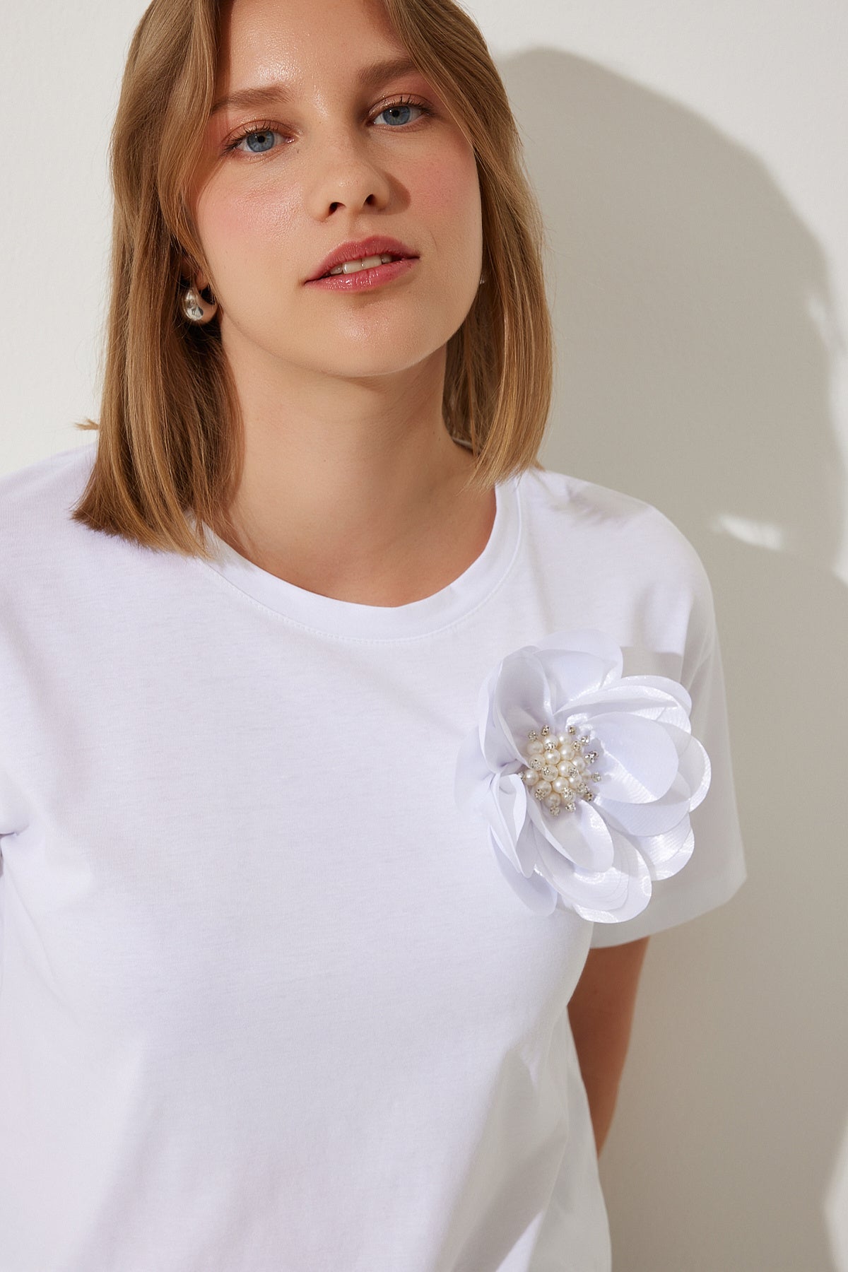 Beyaz İncili Çiçek Detaylı Örme T-Shirt NJ00146