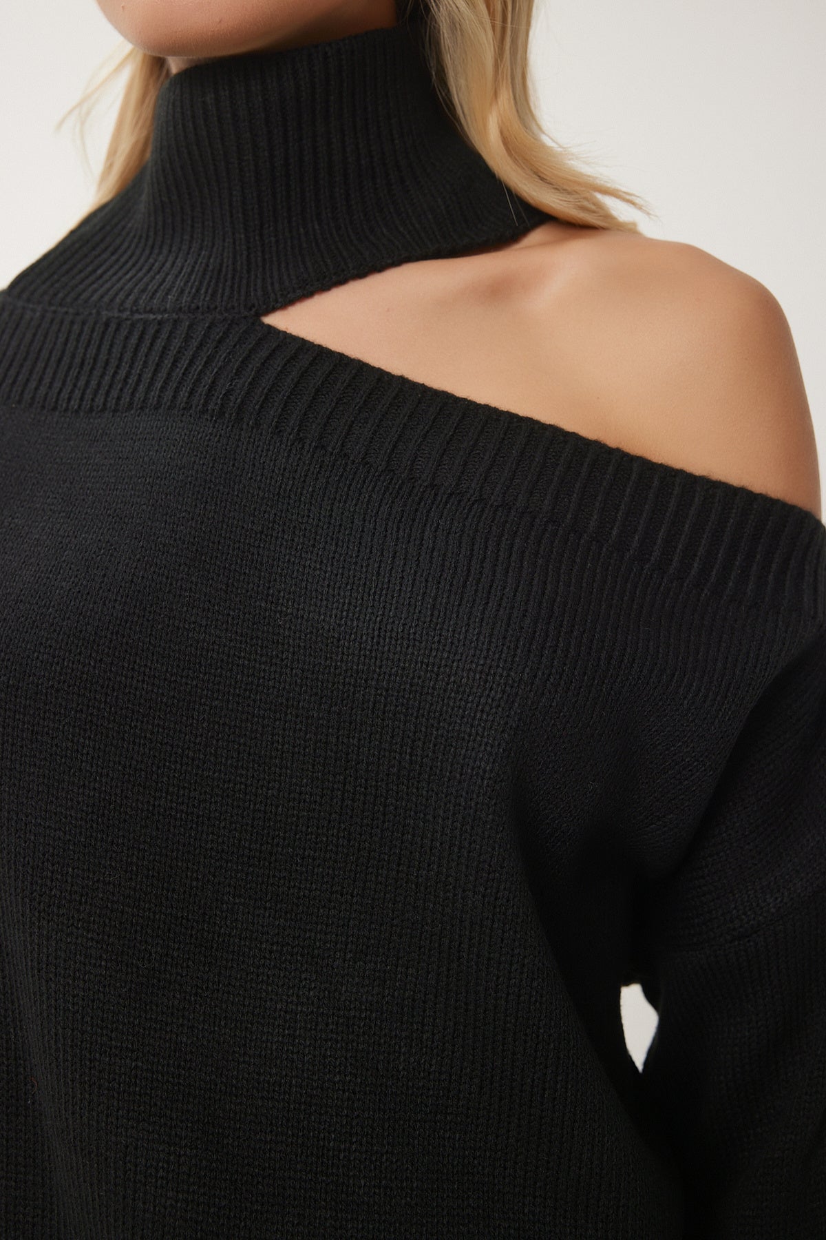 Siyah Balıkçı Yaka Cut Out Detaylı Triko Kazak NF00083