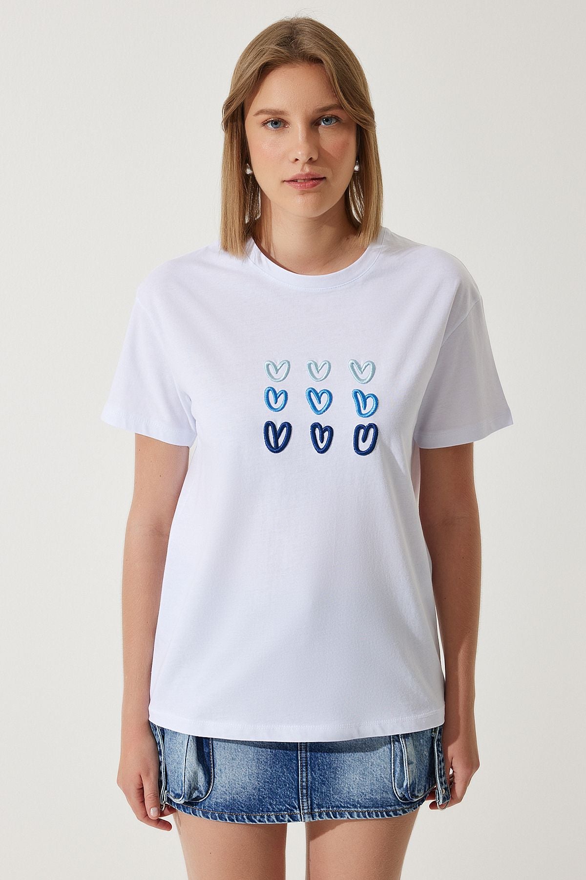 Beyaz Kalp Nakışlı Pamuklu T-Shirt MP00026