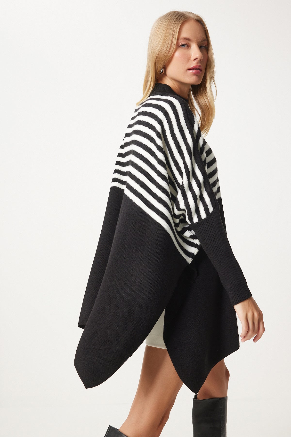 Siyah Çizgili Yandan Yırtmaçlı Oversize Panço Kazak DD01336