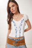 Ekru Çiçek Nakışlı Crop Bluz HF00470