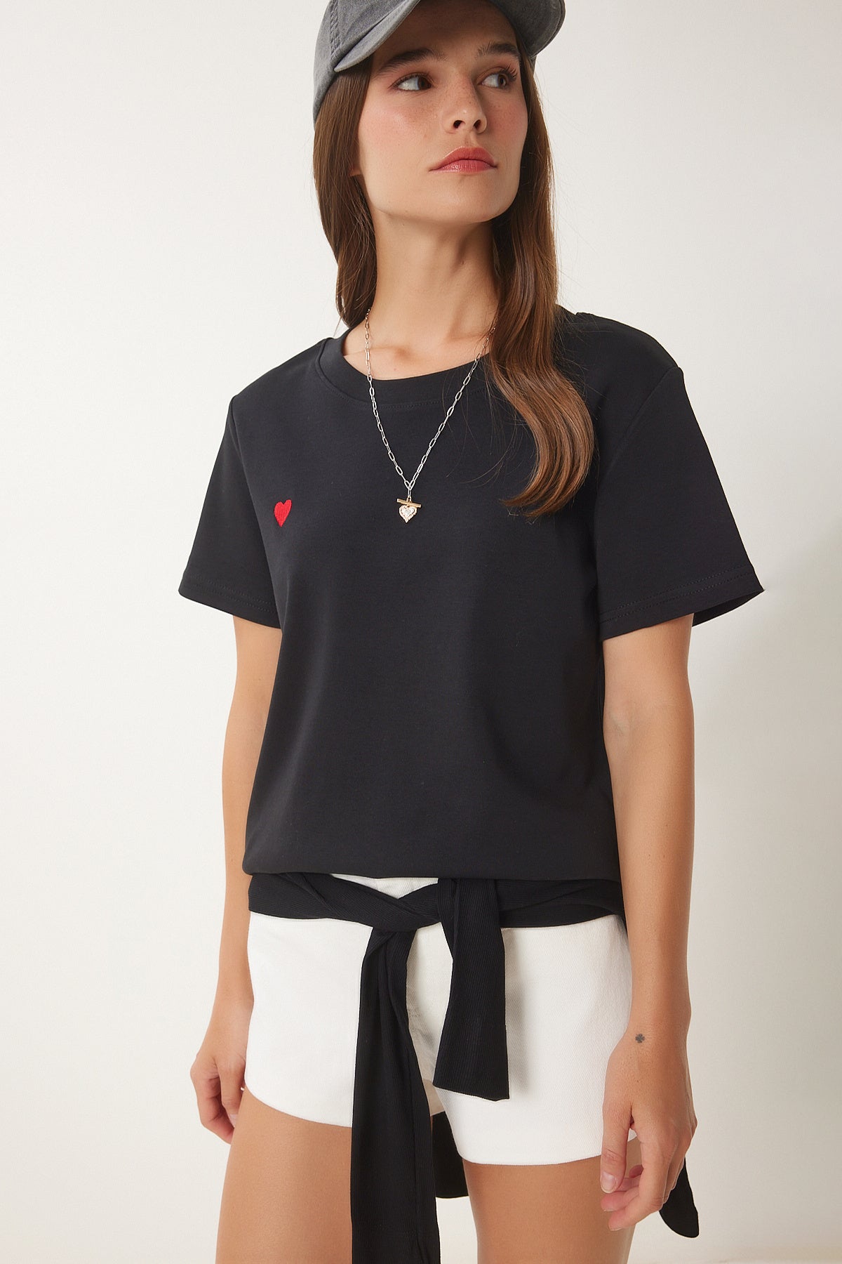 Siyah Kalp Nakışlı Örme T-Shirt DP00242